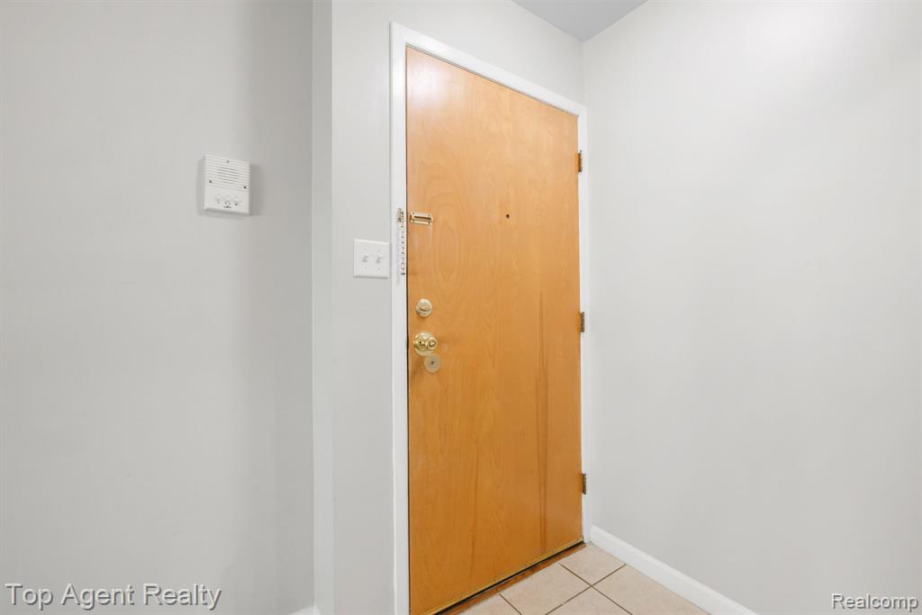 8657 Kennedy Circle Property Photo 6