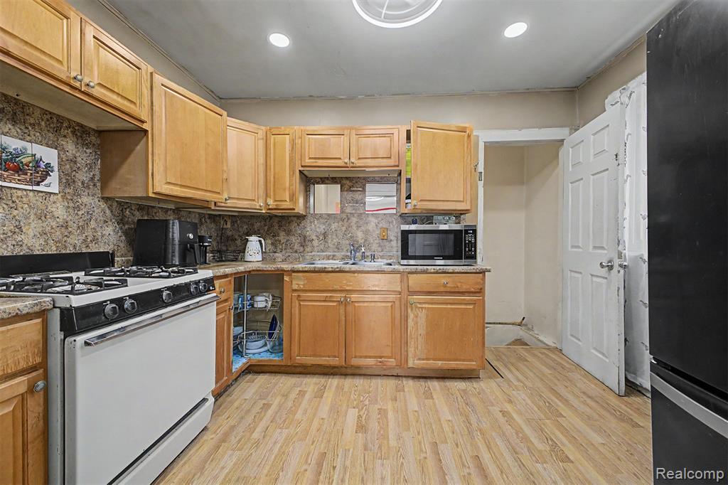 6808 Abington Avenue Property Photo 9