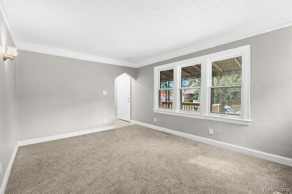15887 Snowden Street Property Photo 6
