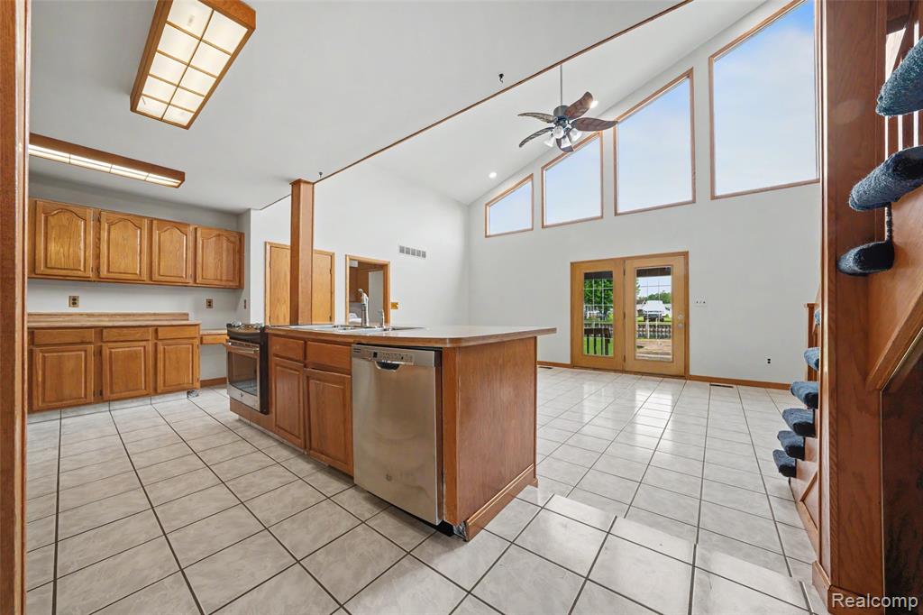 7774 Colony Drive Property Photo 5