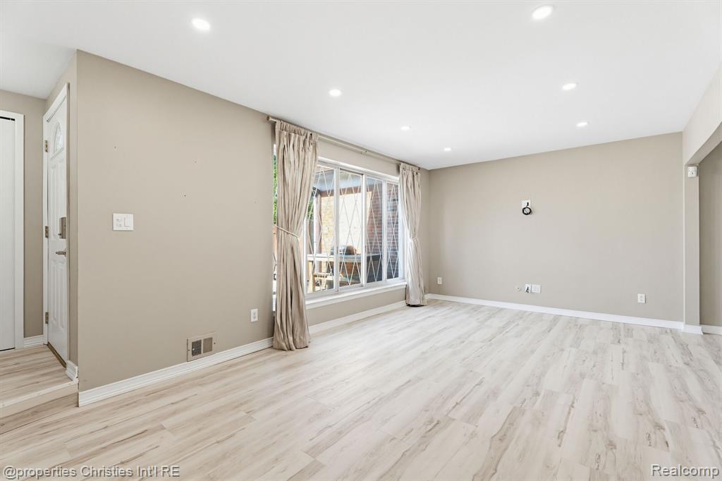 8700 Common Road Property Photo 4
