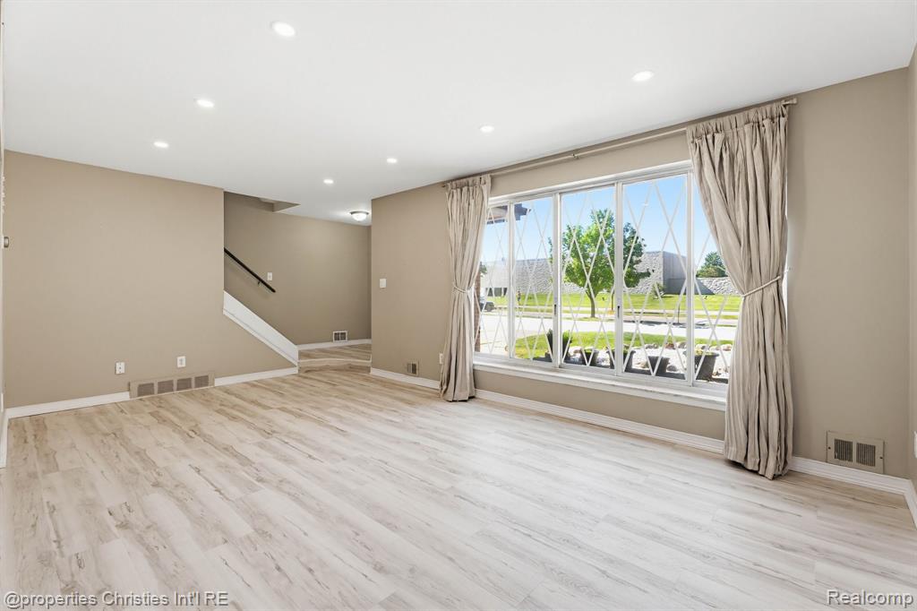 8700 Common Road Property Photo 6