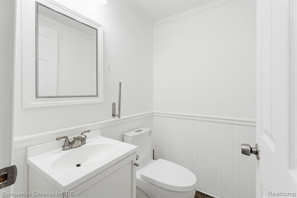 8700 Common Road Property Photo 17