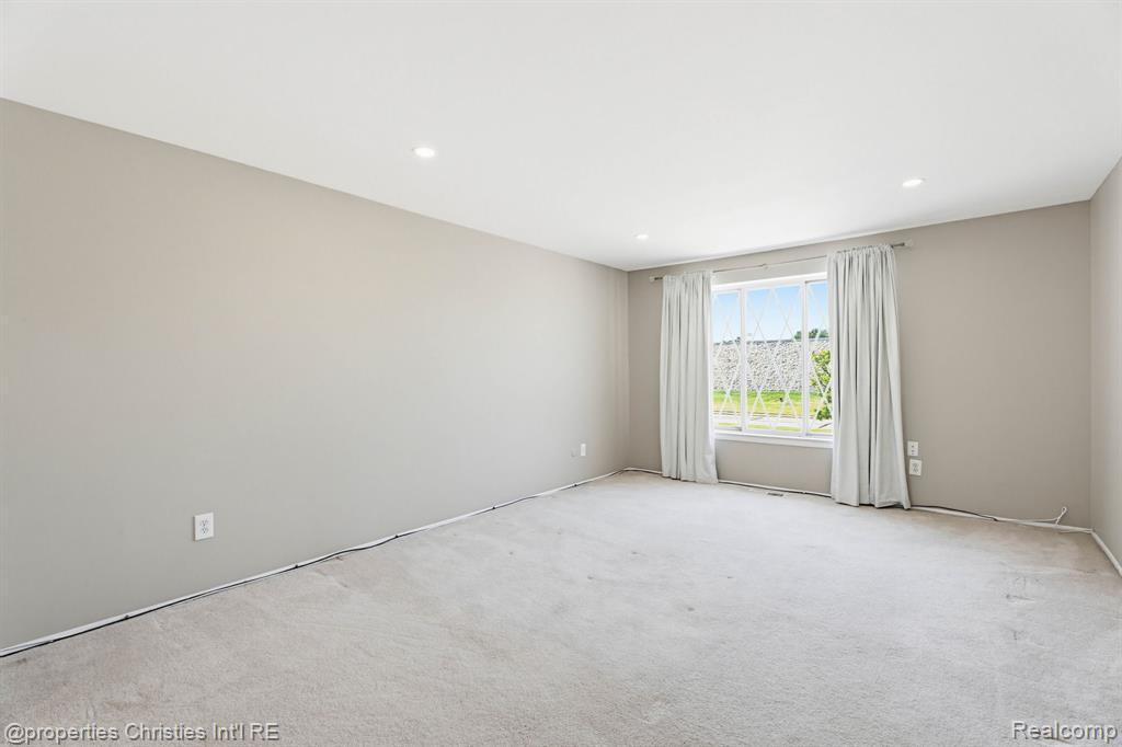 8700 Common Road Property Photo 21