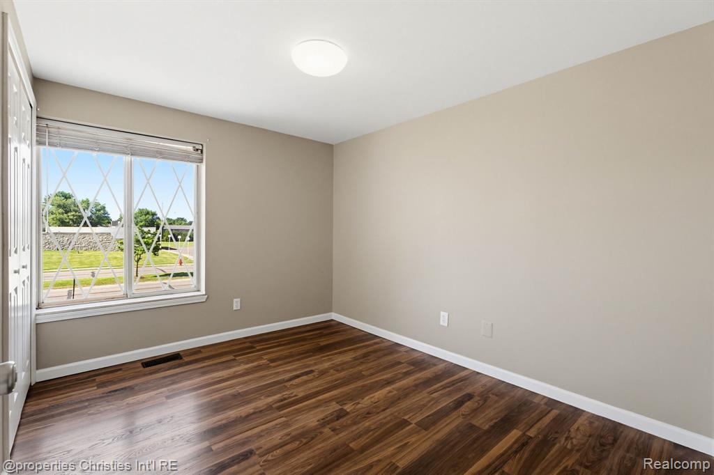 8700 Common Road Property Photo 25