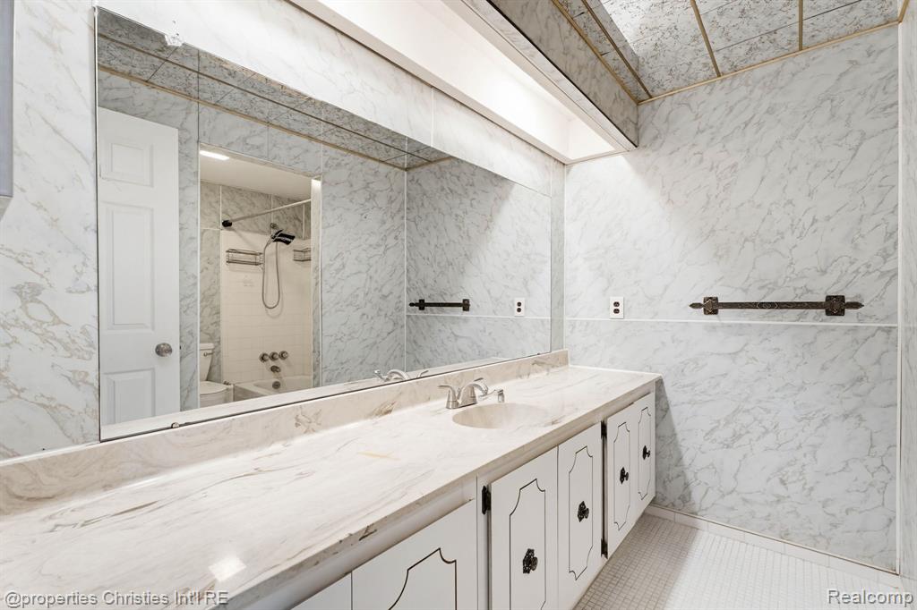 8700 Common Road Property Photo 27