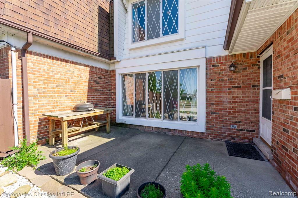 8700 Common Road Property Photo 37