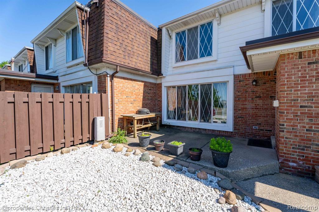 8700 Common Road Property Photo 38