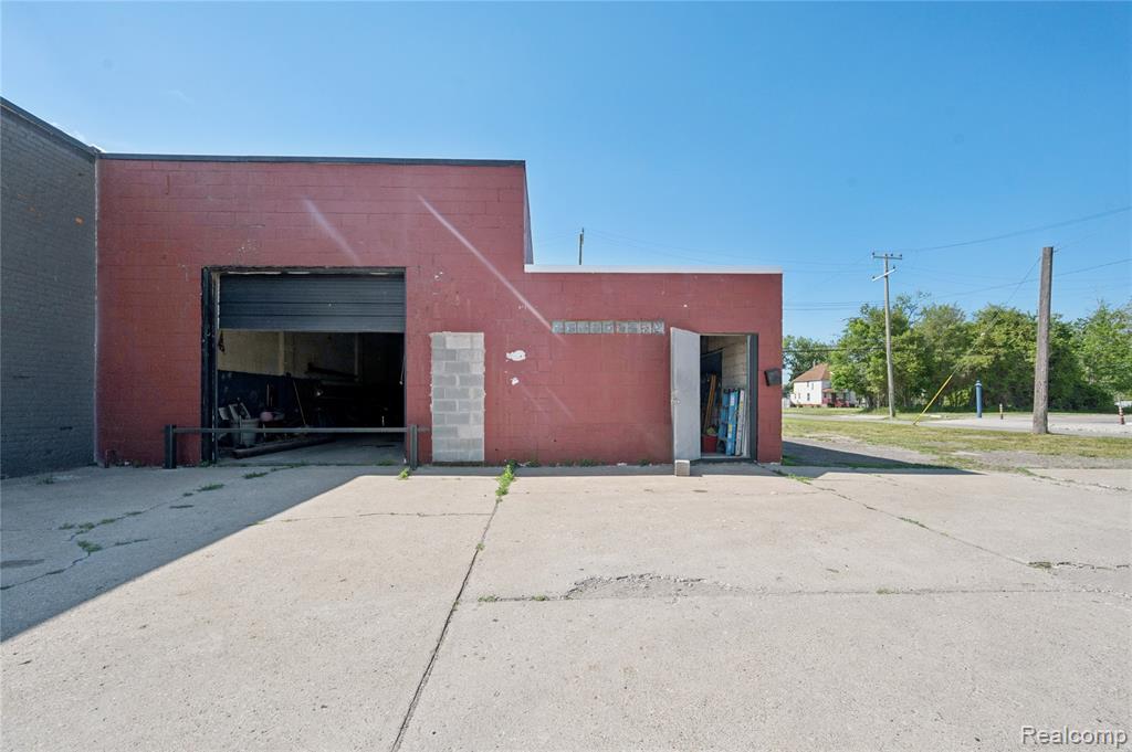 300 Oakwood Property Photo 3