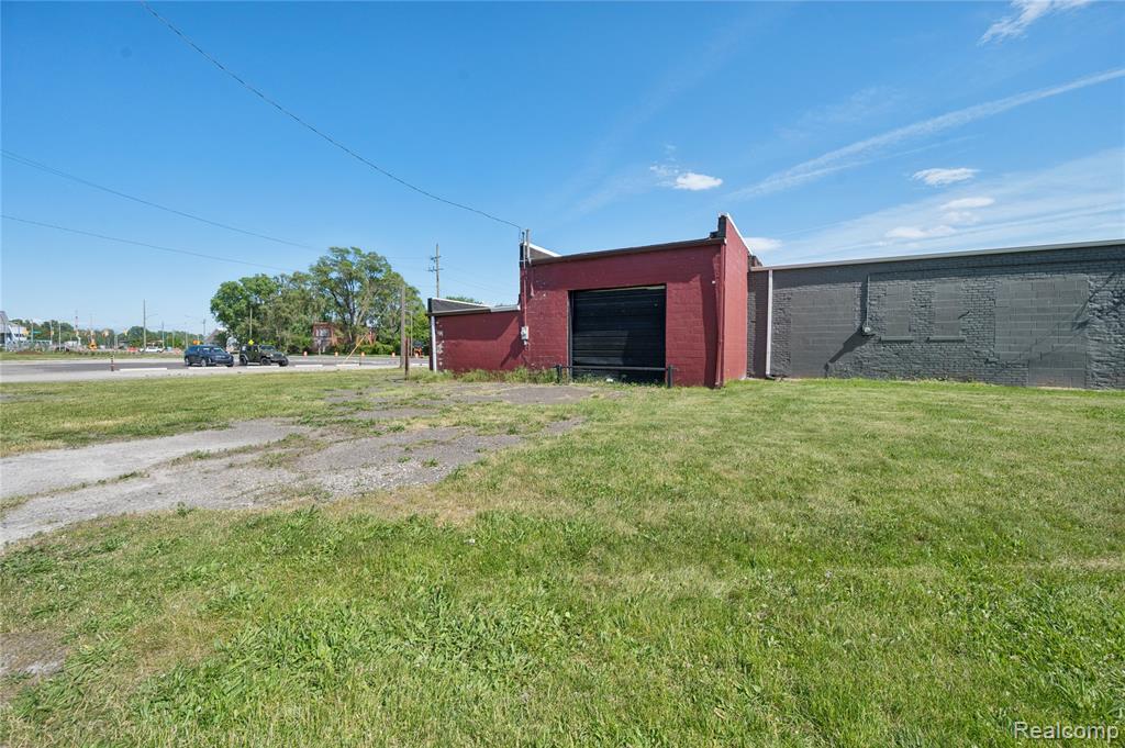 300 Oakwood Property Photo 9