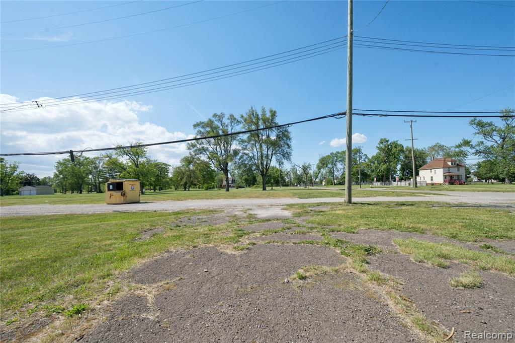 300 Oakwood Property Photo 10