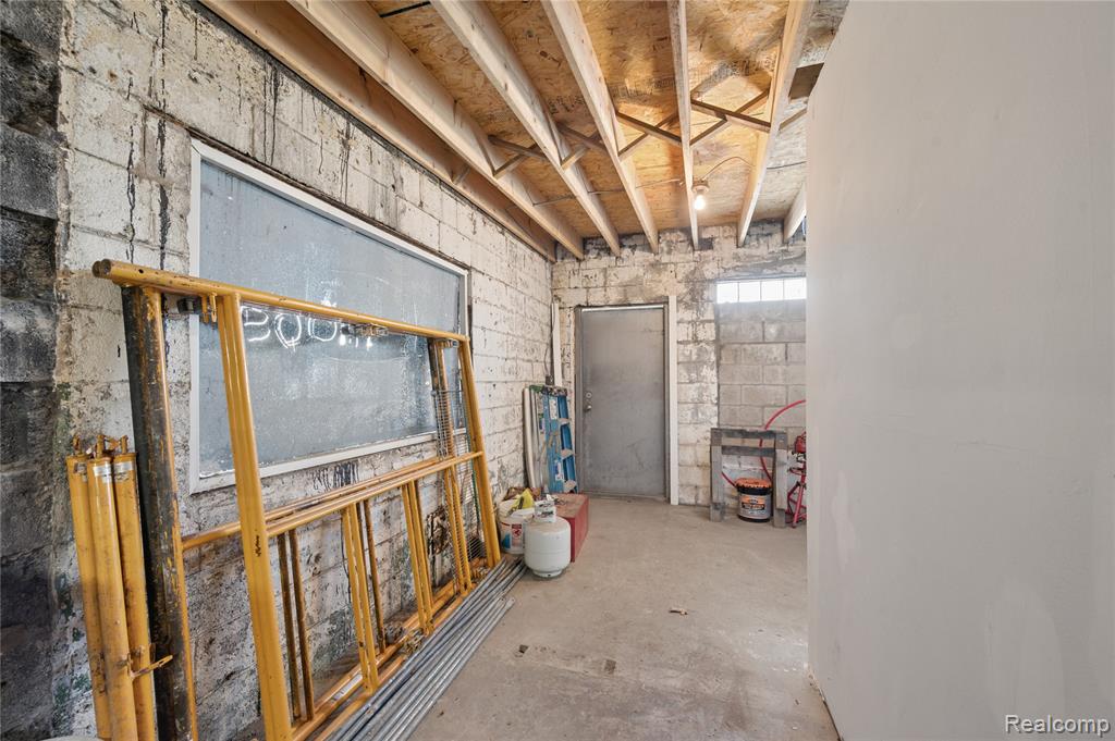 300 Oakwood Property Photo 12