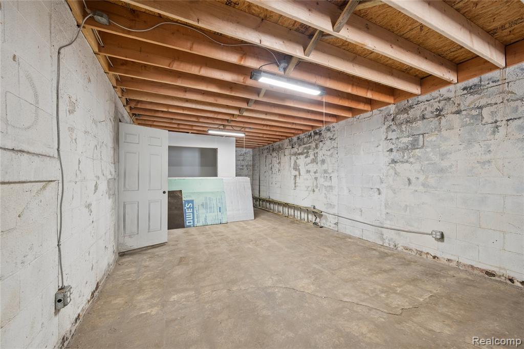 300 Oakwood Property Photo 14