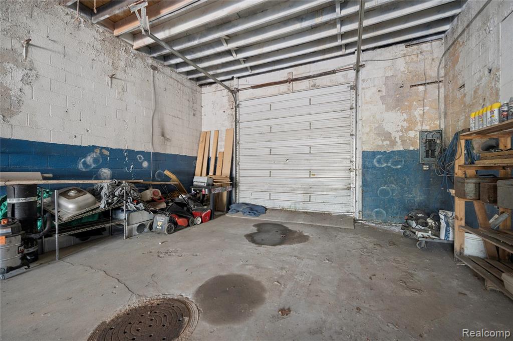 300 Oakwood Property Photo 17