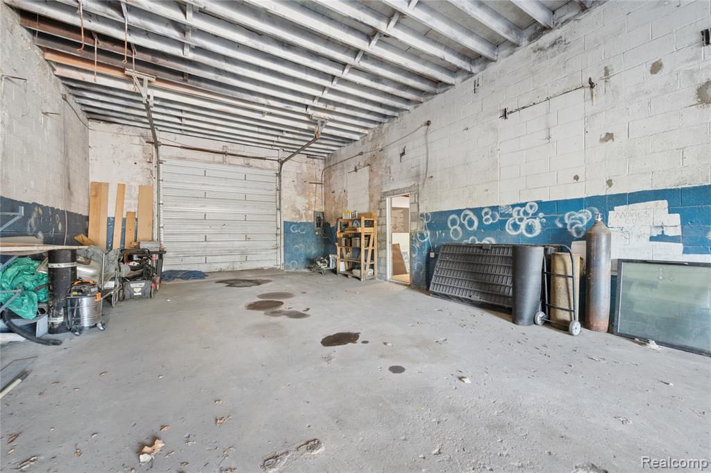 300 Oakwood Property Photo 18
