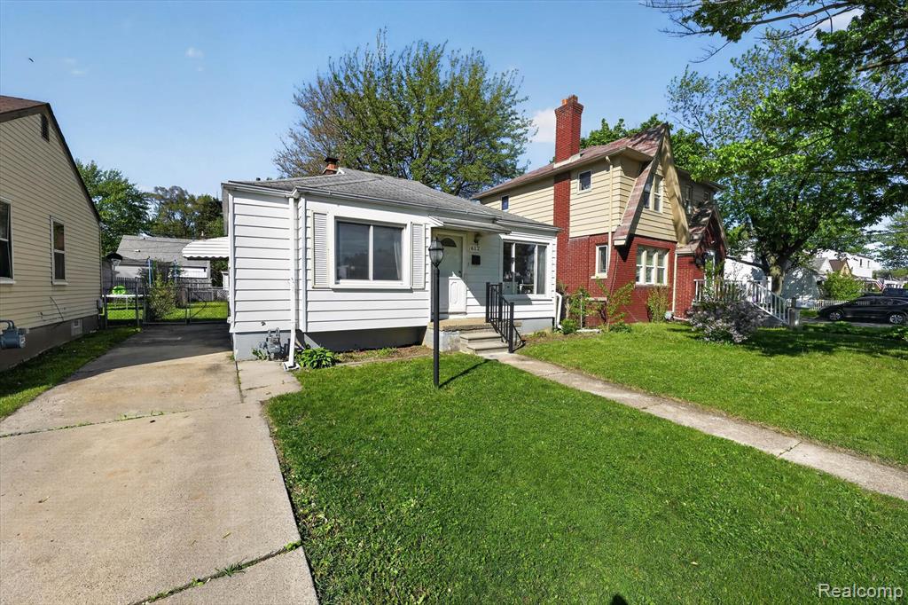 612 Mayflower Avenue Property Photo 2