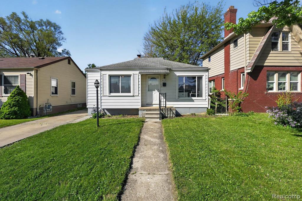 612 Mayflower Avenue Property Photo 3