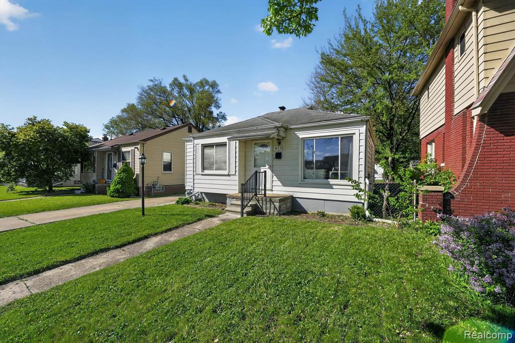 612 Mayflower Avenue Property Photo 4