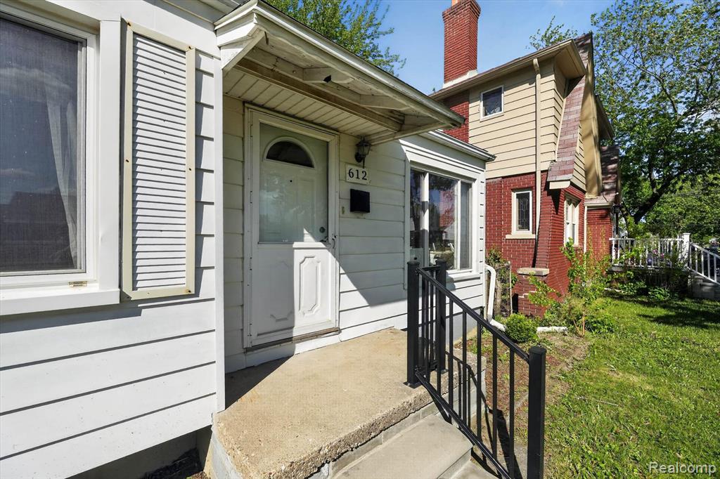 612 Mayflower Avenue Property Photo 5