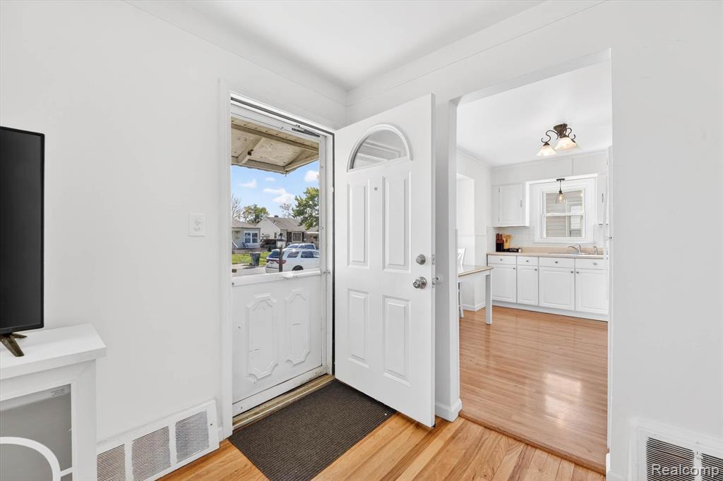 612 Mayflower Avenue Property Photo 6