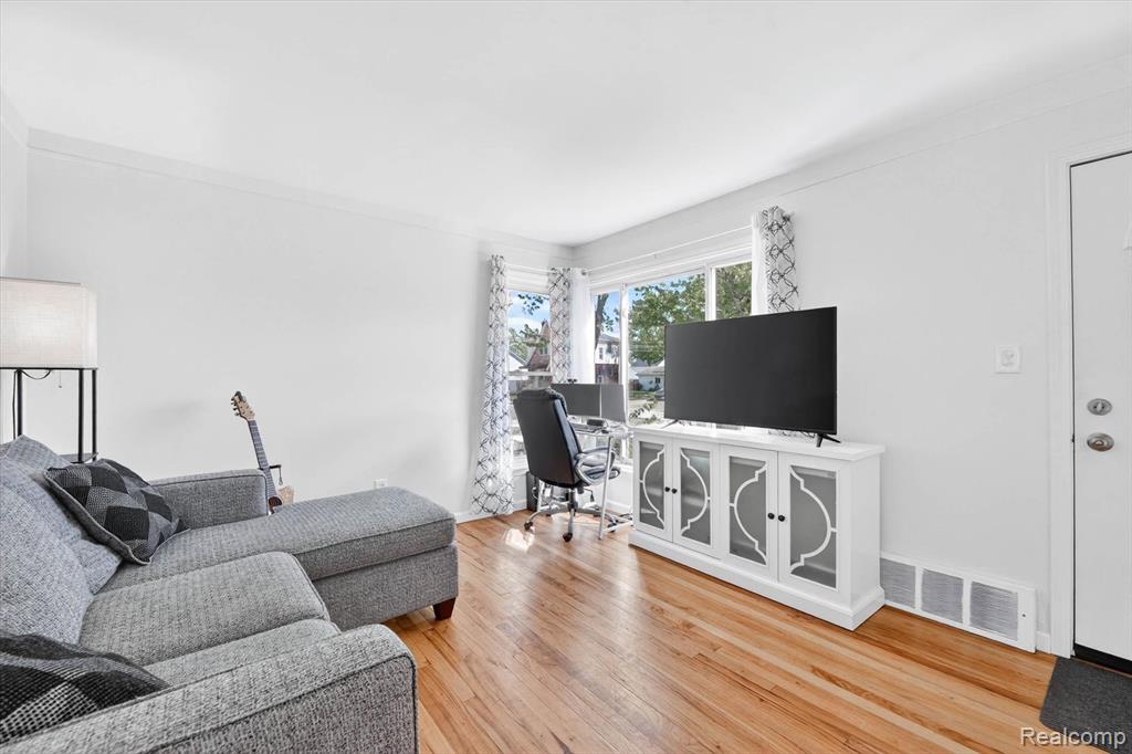 612 Mayflower Avenue Property Photo 7