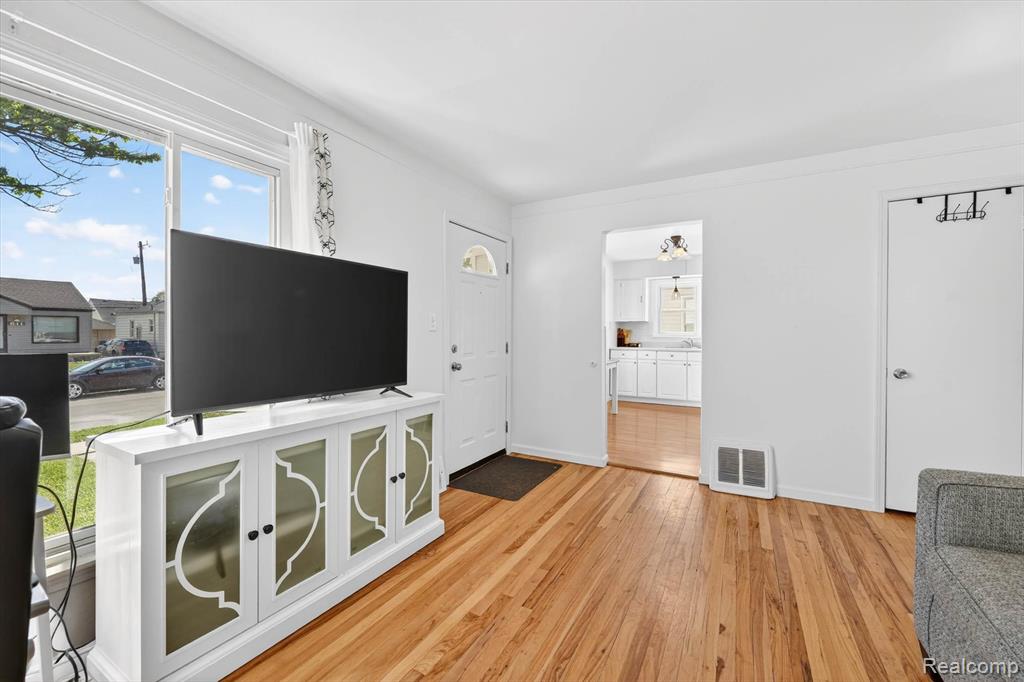 612 Mayflower Avenue Property Photo 8