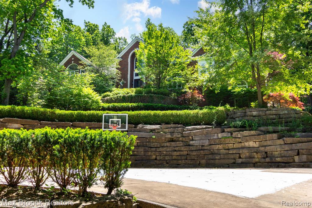 6604 College Park Drive Property Photo 4