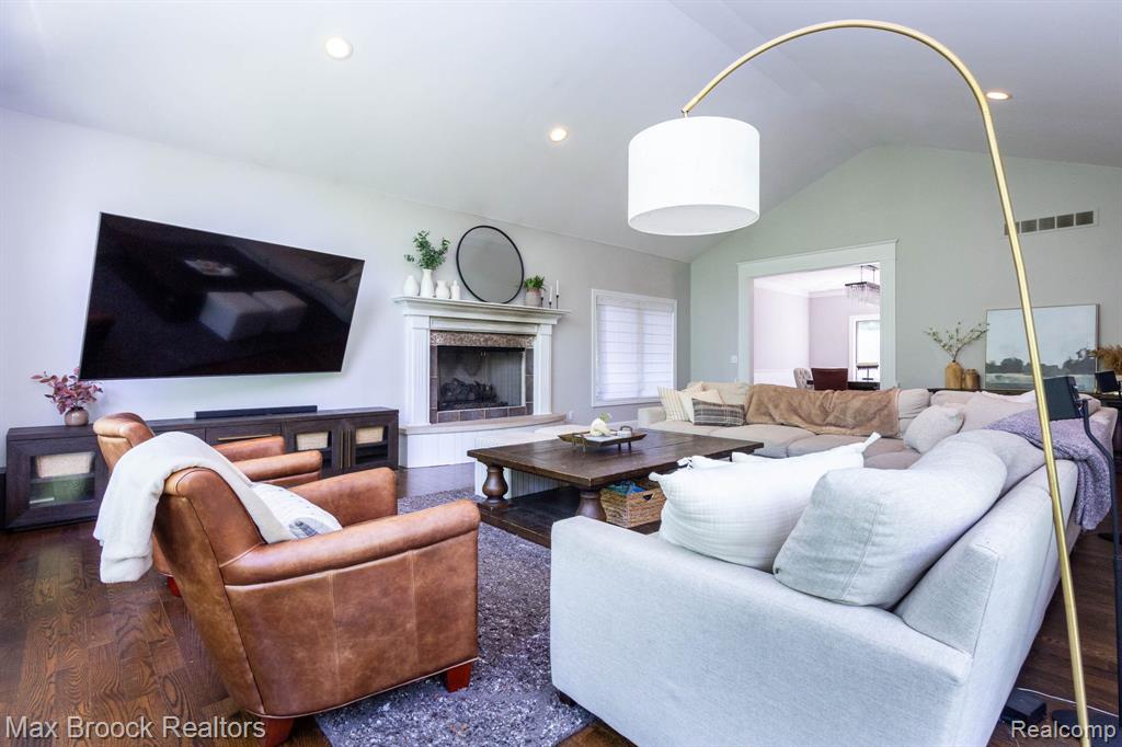 6604 College Park Drive Property Photo 15