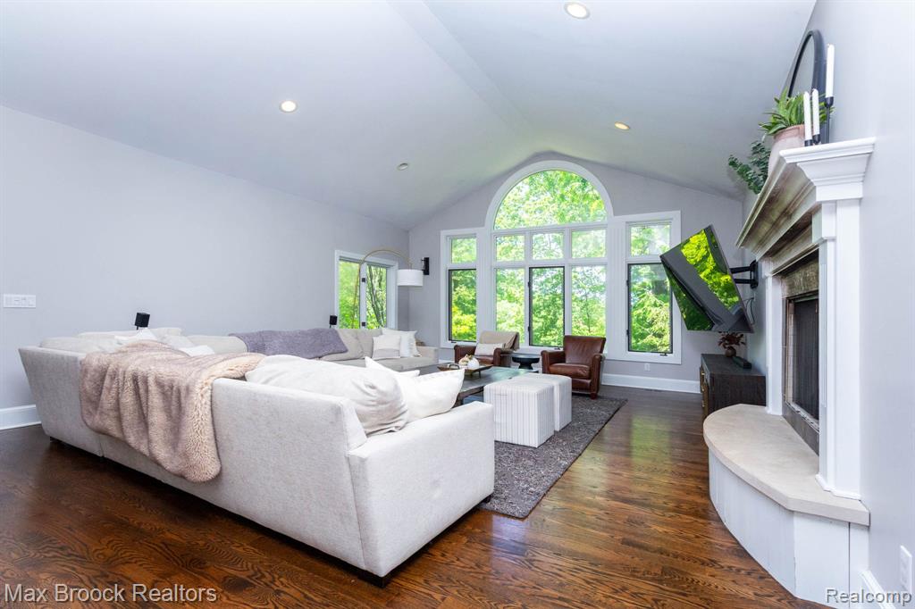 6604 College Park Drive Property Photo 17
