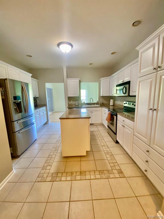 8095 Woodstone Court Property Photo 7