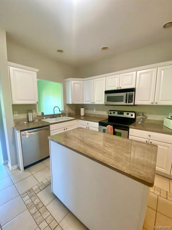 8095 Woodstone Court Property Photo 9