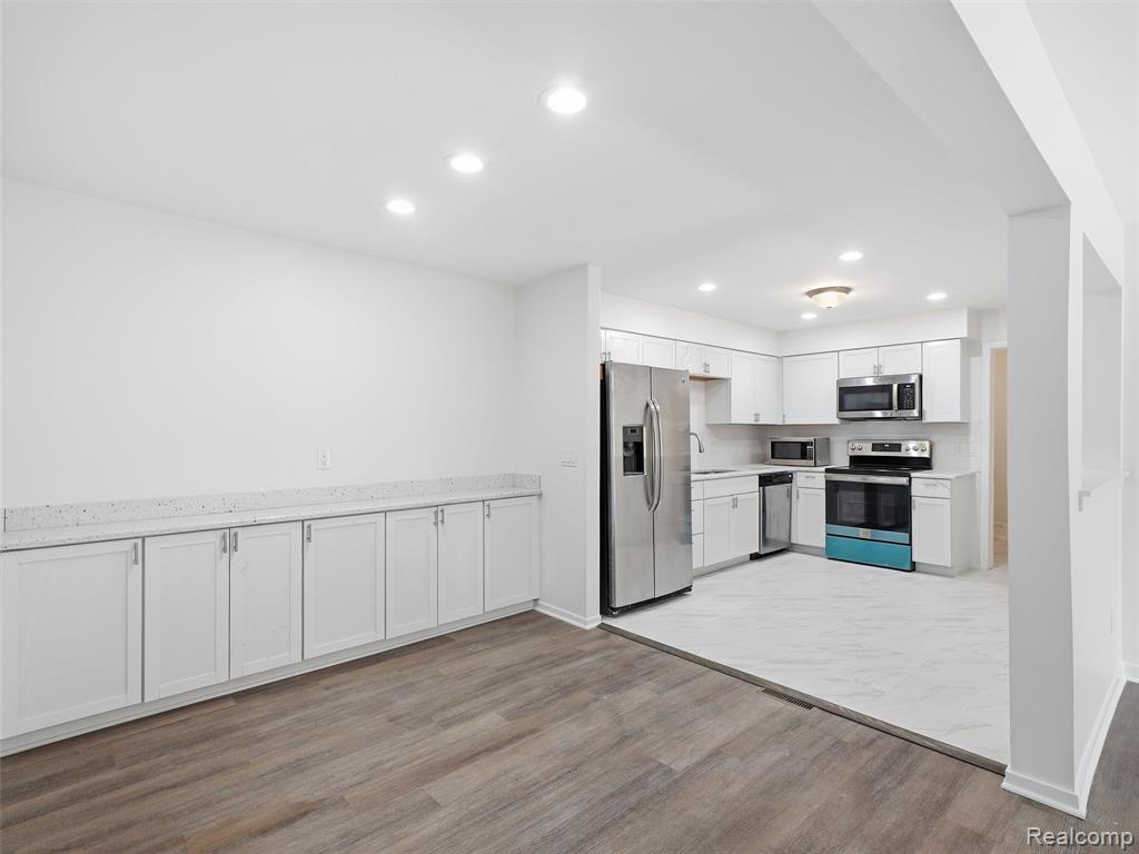 7058 Elmhurst Property Photo 5