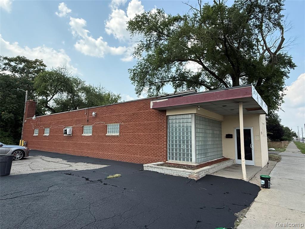 9559 Greenfield Road Property Photo 1