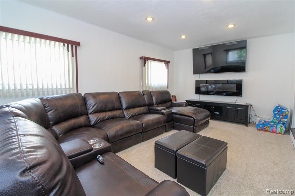 17020 Pennsylvania Street Property Photo 9