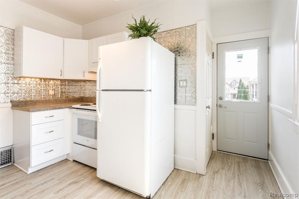 1042 Wayburn Street Property Photo 4