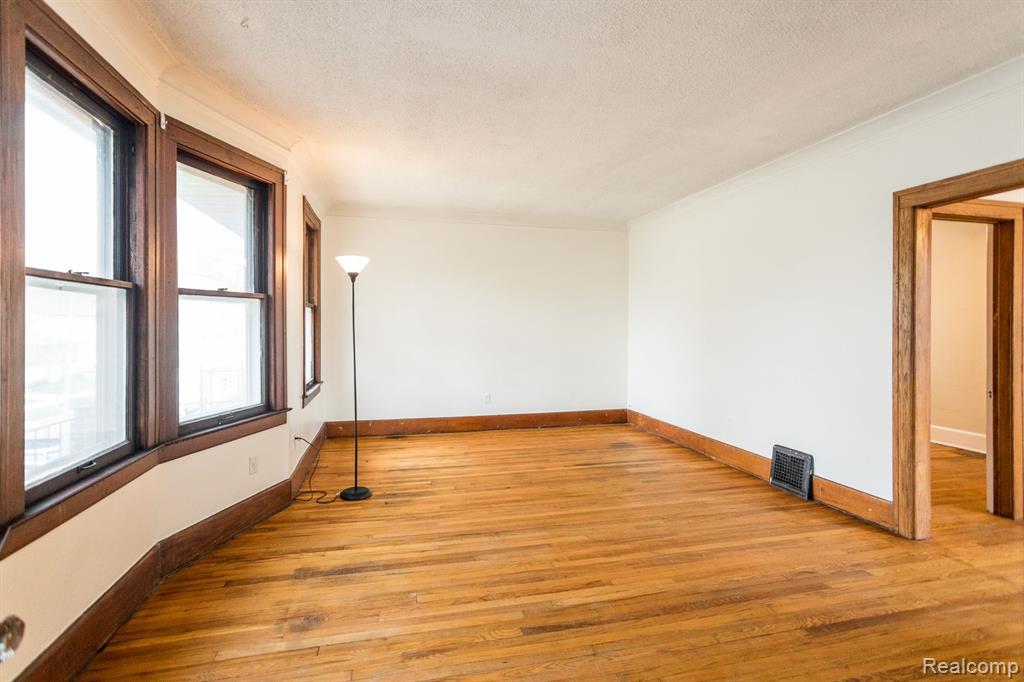 1042 Wayburn Street Property Photo 6