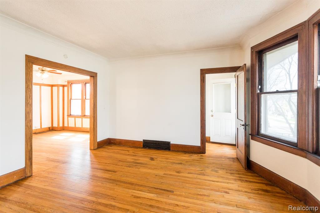 1042 Wayburn Street Property Photo 8