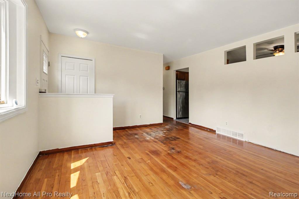 14242 Park Street Property Photo 6