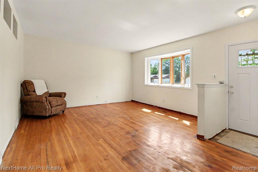 14242 Park Street Property Photo 7