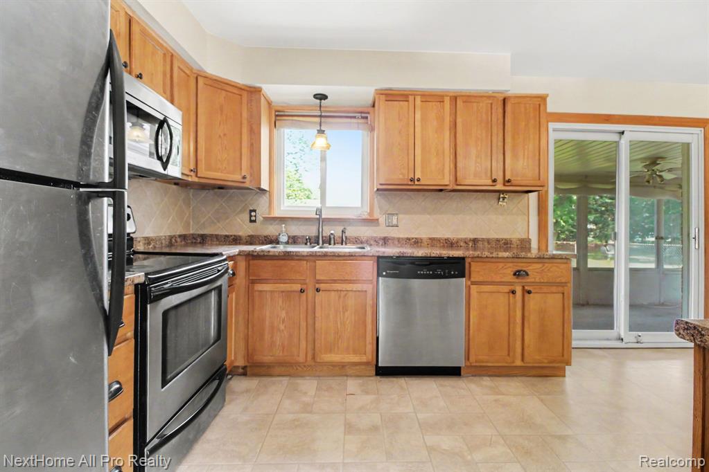 14242 Park Street Property Photo 9