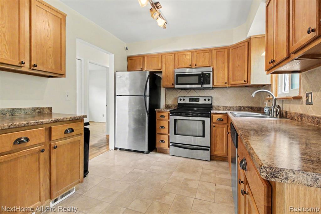 14242 Park Street Property Photo 10
