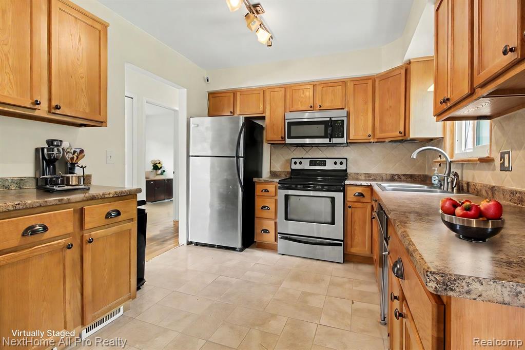 14242 Park Street Property Photo 11