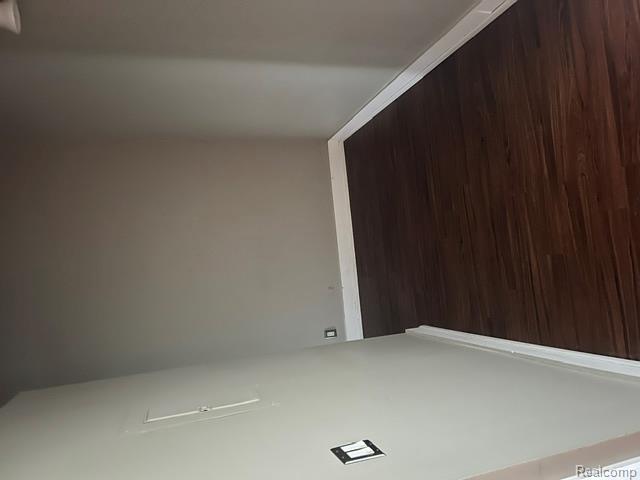 6533 E Jefferson Avenue Property Photo 9