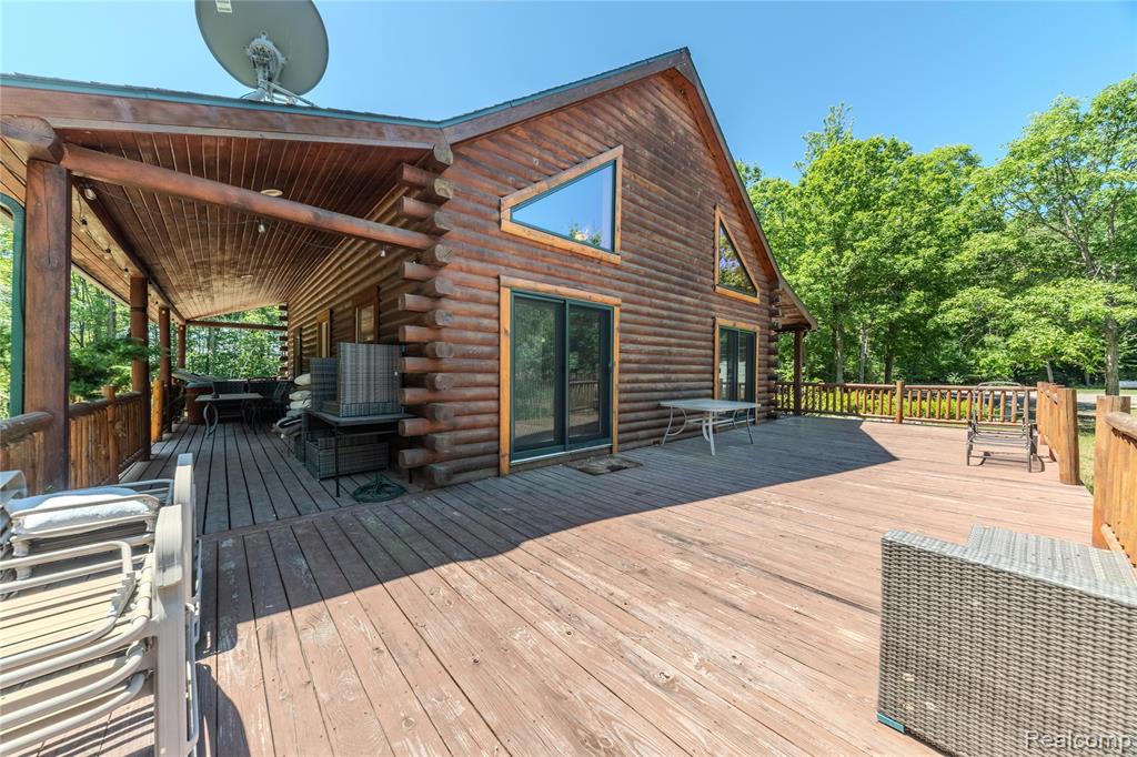 5432 N 7 Mile Road Property Photo 3