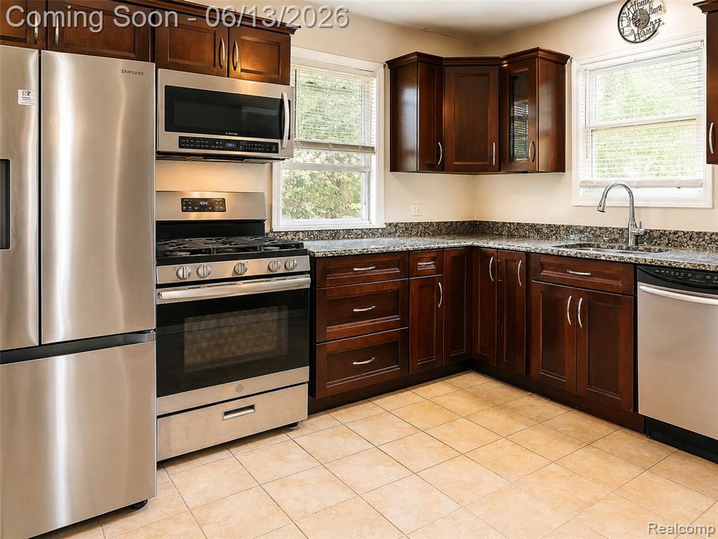 24362 Outer Drive Property Photo 14