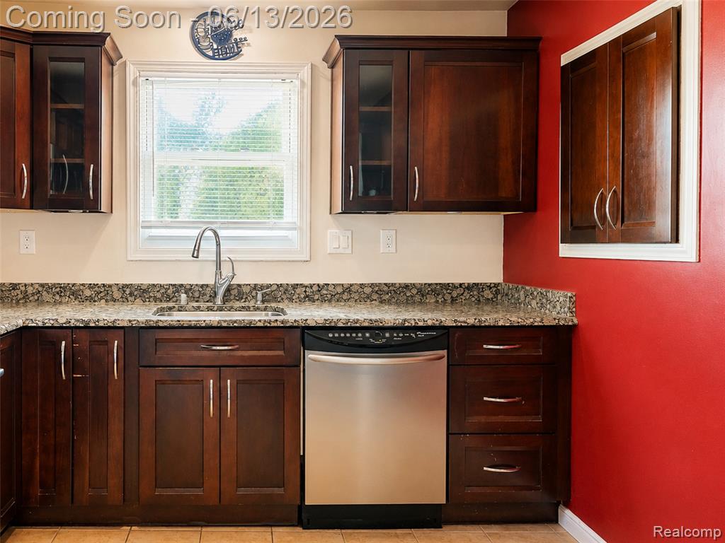 24362 Outer Drive Property Photo 16