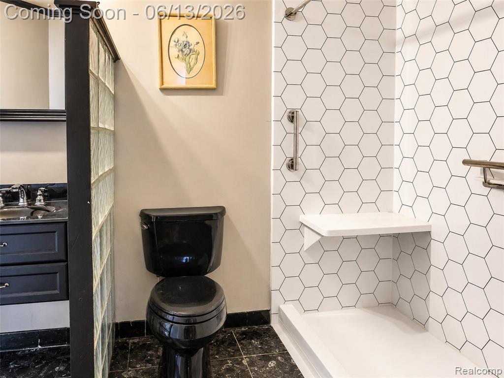 24362 Outer Drive Property Photo 19