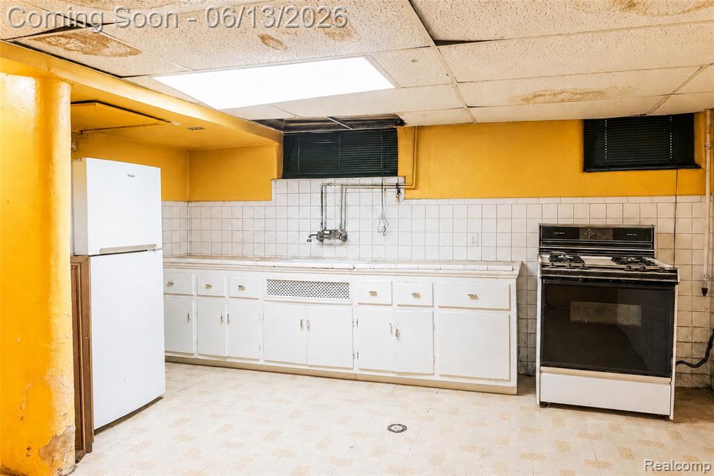 24362 Outer Drive Property Photo 37