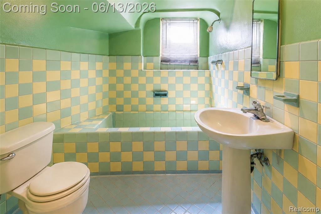 24362 Outer Drive Property Photo 39