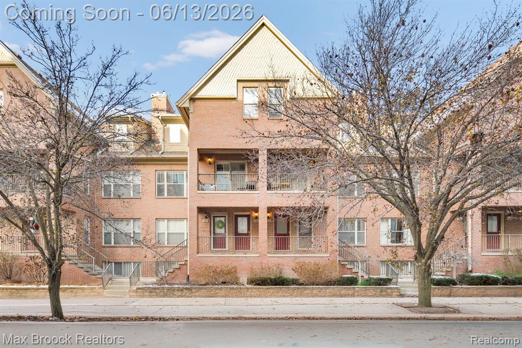 160 TIFFANY Lane Property Photo 1